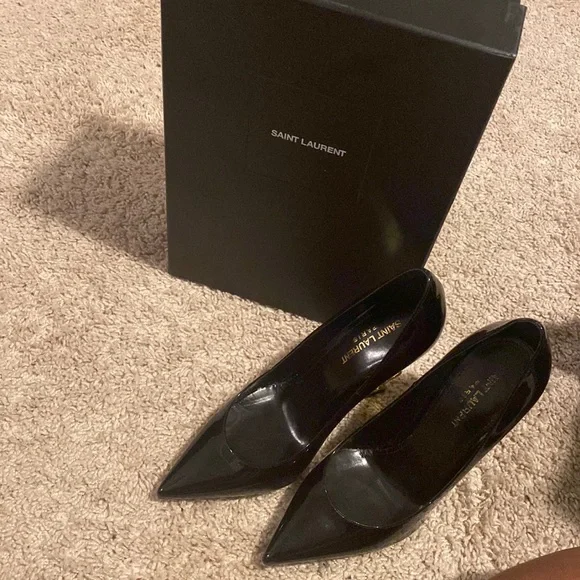 Worn like twice size 8.5 come with box alexander mcqueen size 8.5 worn twice | Depop main image 2